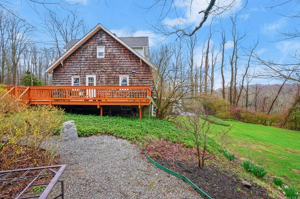 157 Route 100, Katonah NY  10536-3242 exterior