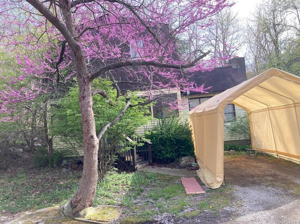 3 Blue Flag Ln, Godeffroy, NY 12729-2503