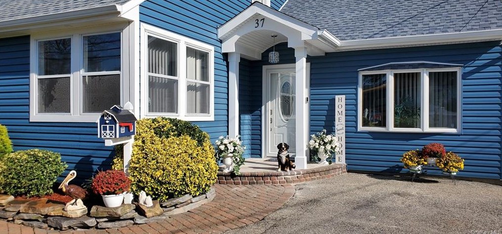 37 Camp Rd, East Massapequa, NY 11758-3743