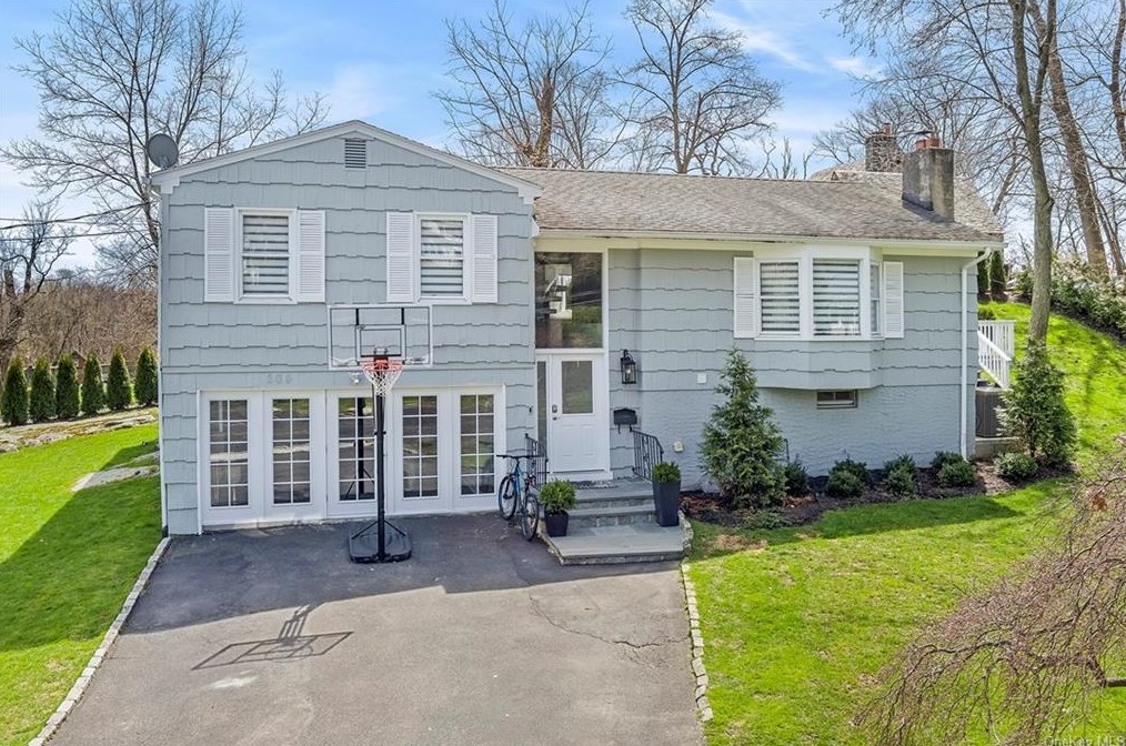 204 Hickory Grove Dr, Larchmont NY  10538-1408 exterior