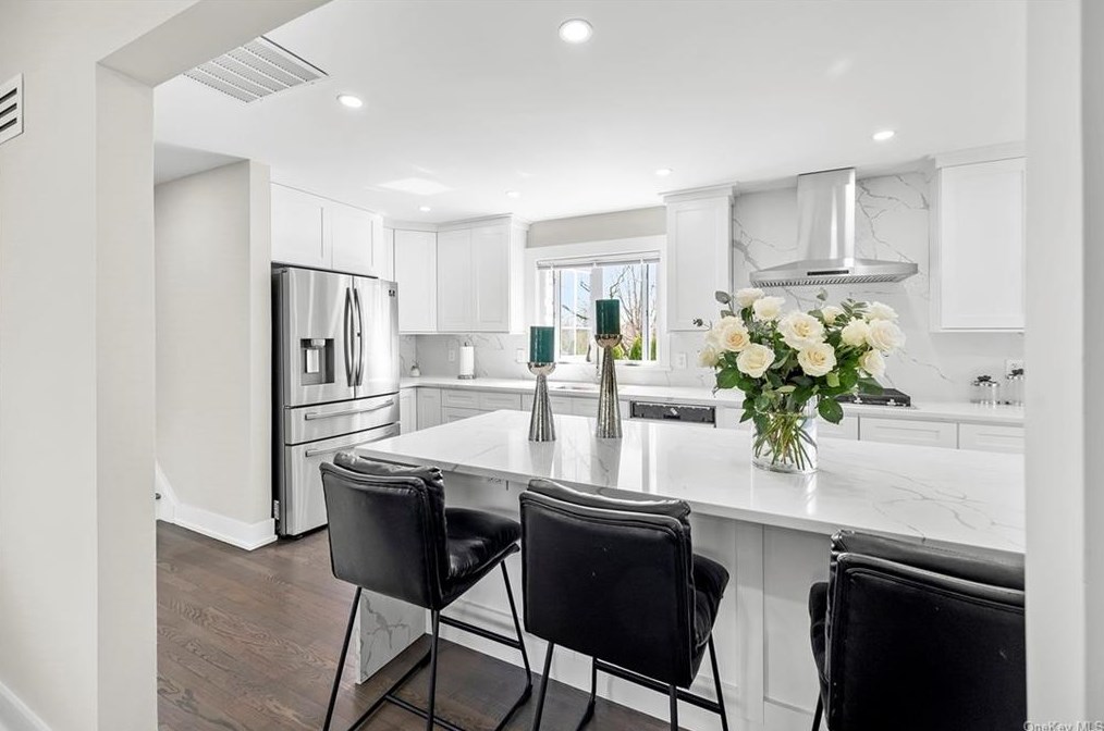 204 Hickory Grove Dr, Larchmont NY  10538-1408 exterior