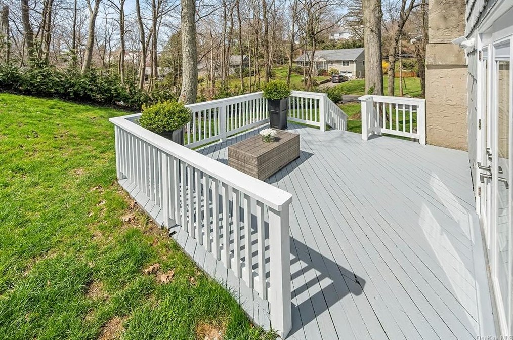 204 Hickory Grove Dr, Larchmont NY  10538-1408 exterior