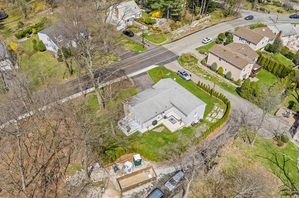 204 Hickory Grove Dr, Larchmont NY  10538-1408 exterior