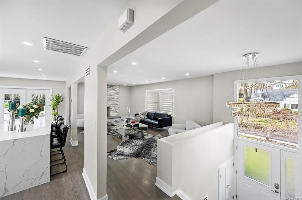 204 Hickory Grove Dr, Larchmont NY  10538-1408 exterior