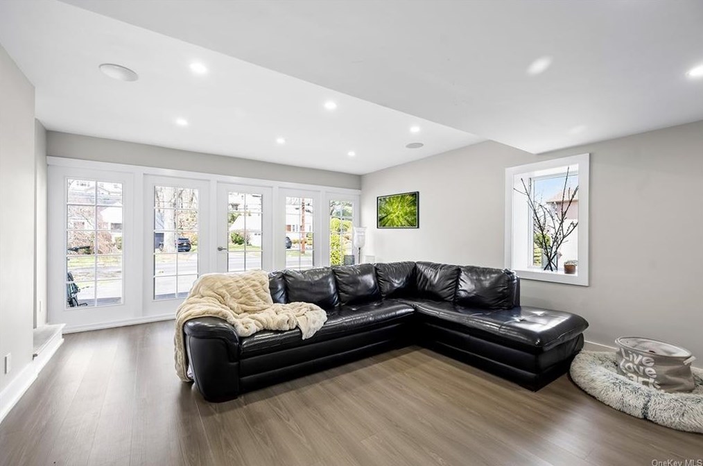 204 Hickory Grove Dr, Larchmont NY  10538-1408 exterior