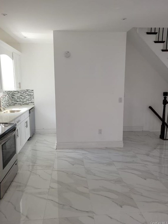 160 Elm St, Yonkers NY  10701-3932 exterior