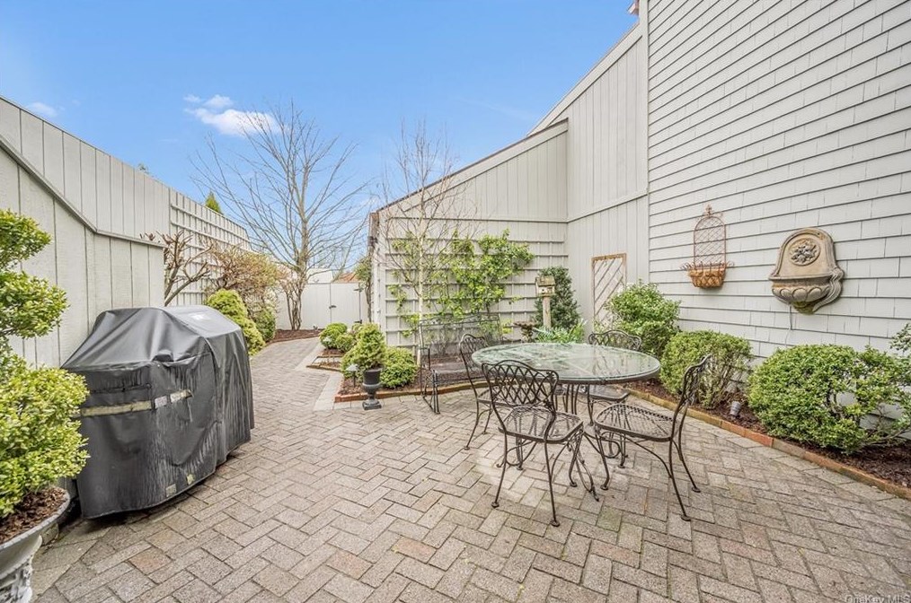 26 Pineridge Rd, Larchmont, NY 10538-2616