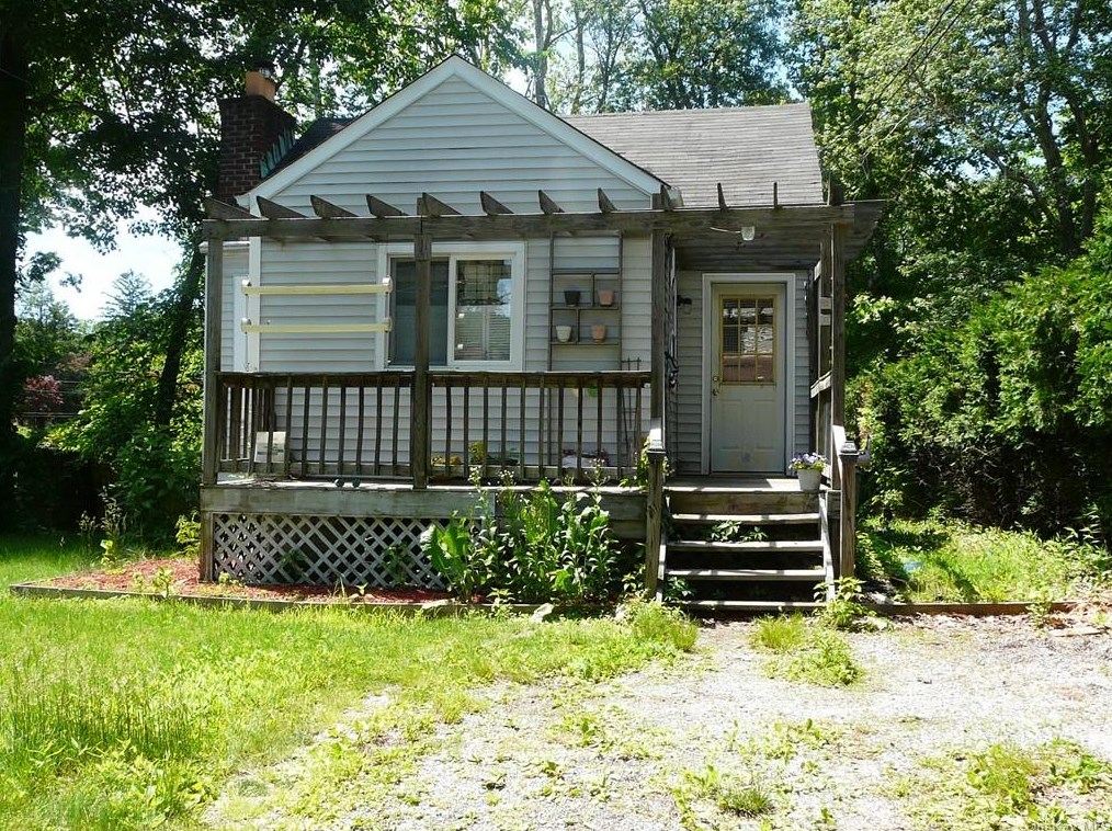 15 Rogers Ln, Yorktown Hgts, NY 10598