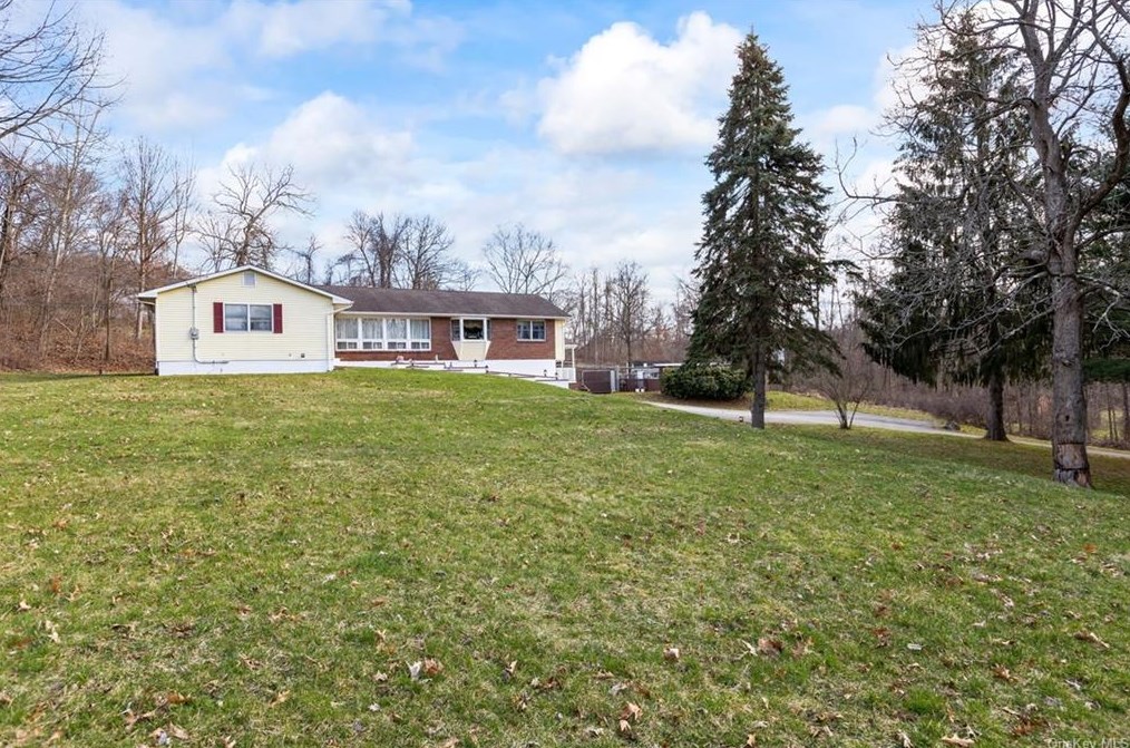 26 Dogwood Rd, East Fishkill, NY 12533-8310