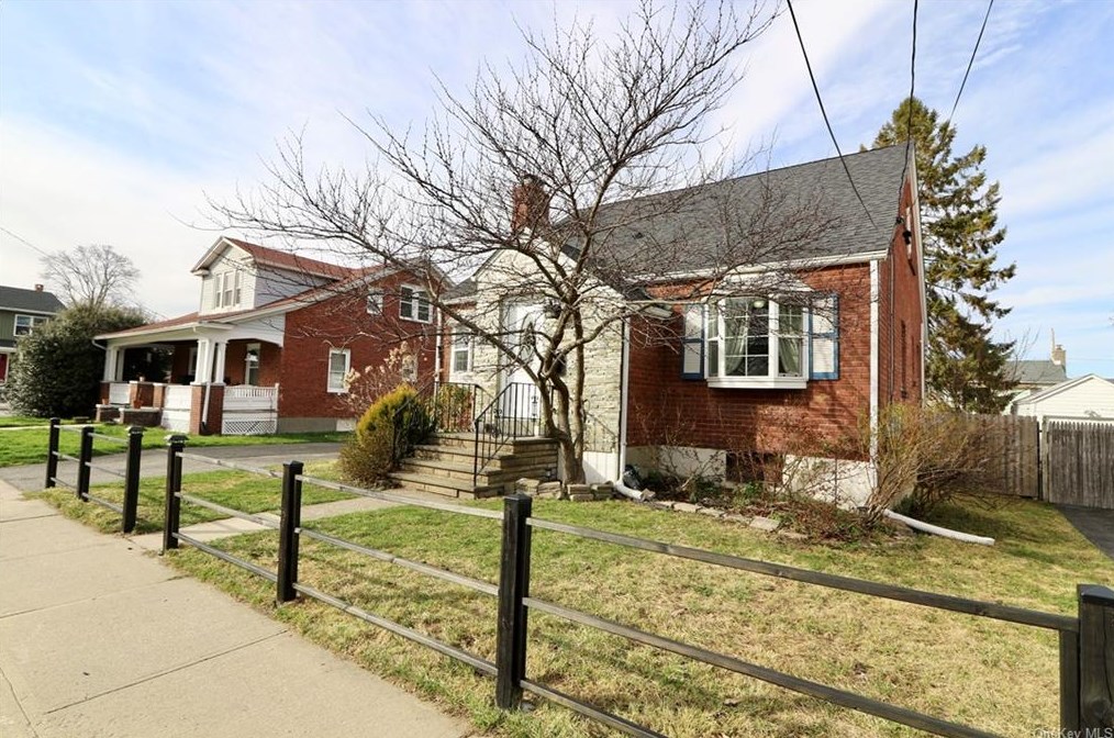 48 Center St, Beacon, NY 12508-3406