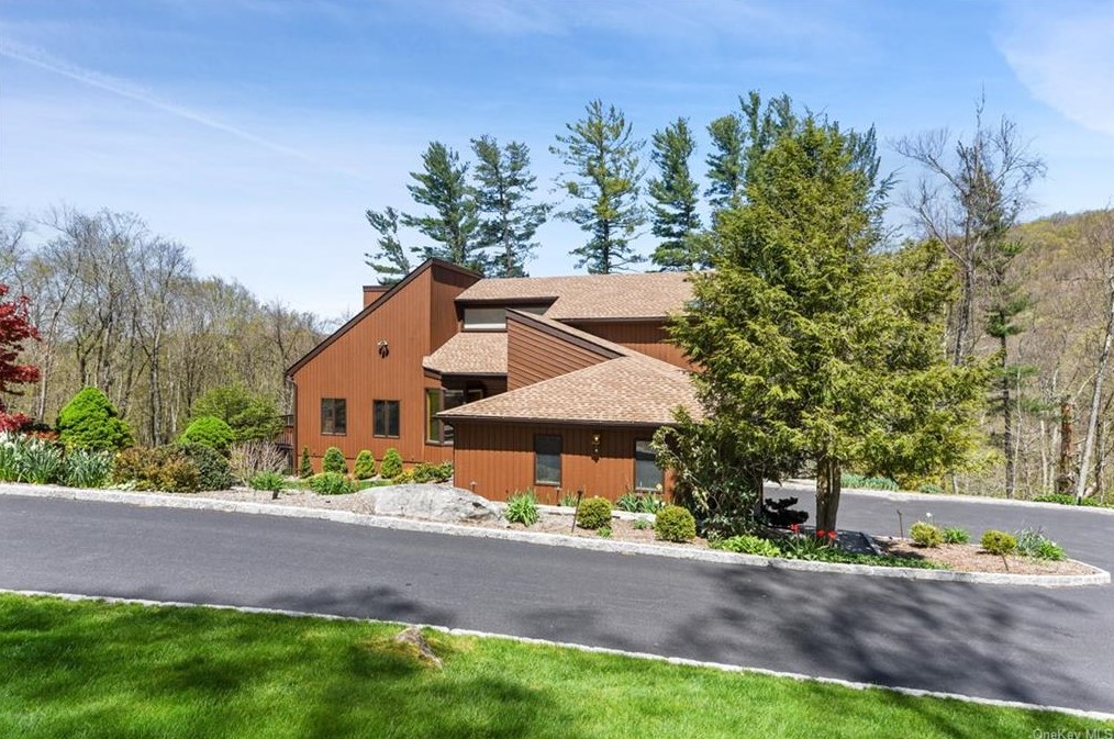 38 Deer Track Ln, Goldens Bridge, NY 10526-1207