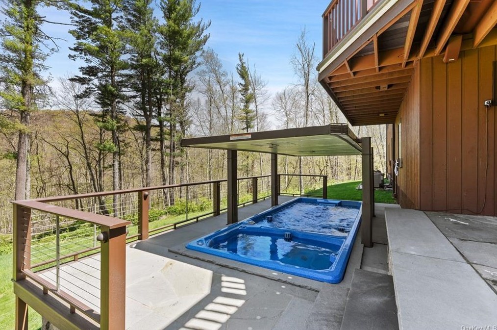 38 Deer Trak Ln, Goldens Bridge NY 10526-1207 exterior