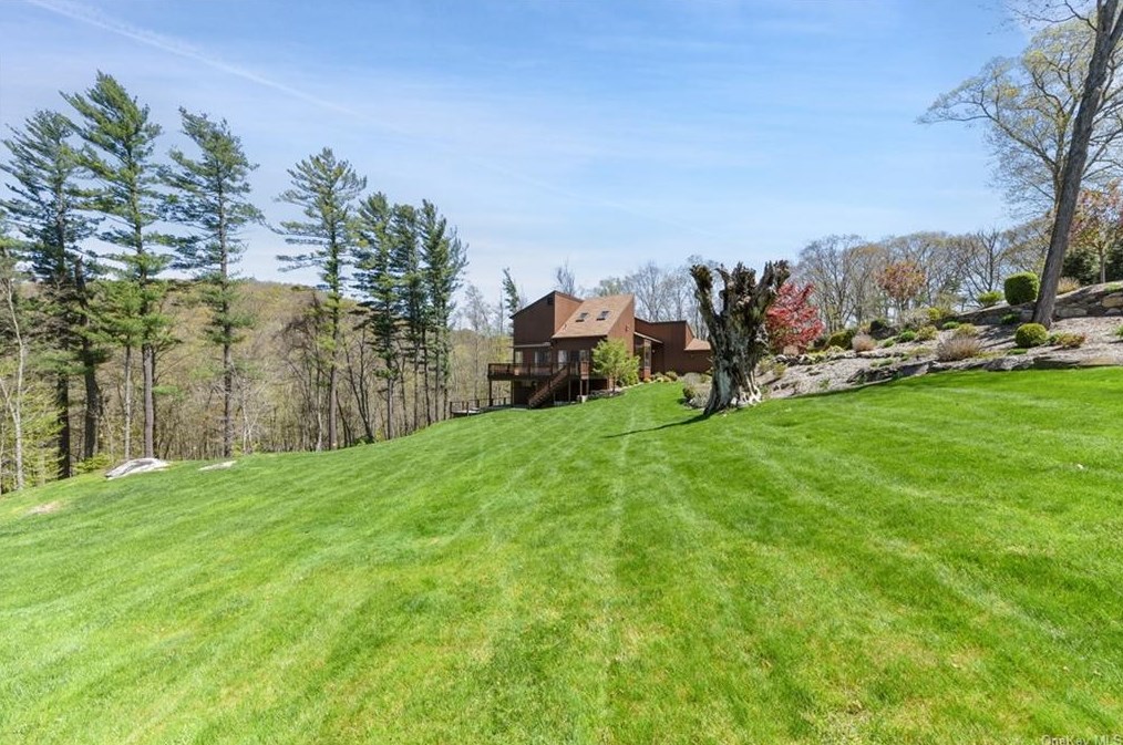 38 Deer Trak Ln, Goldens Bridge NY 10526-1207 exterior