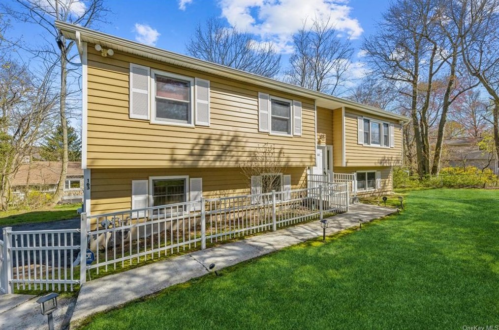 163 Massachusetts Ave, Congers, NY 10920-2832
