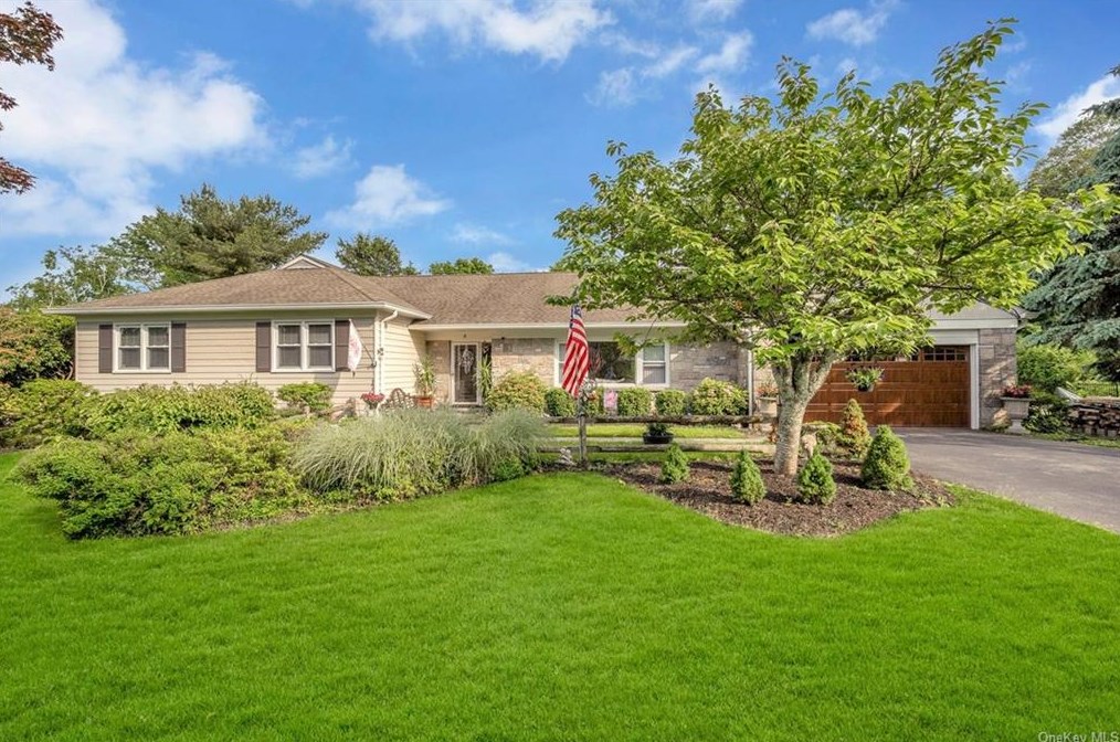 4 Lilac Pl, Thornwood, NY 10594