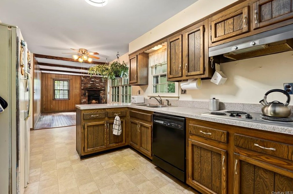 8 Lalli Dr, Katonah NY  10536-3132 exterior