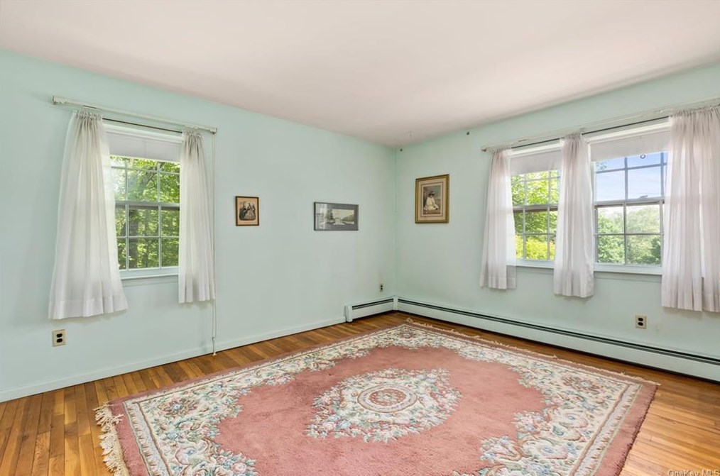 8 Lalli Dr, Katonah NY  10536-3132 exterior