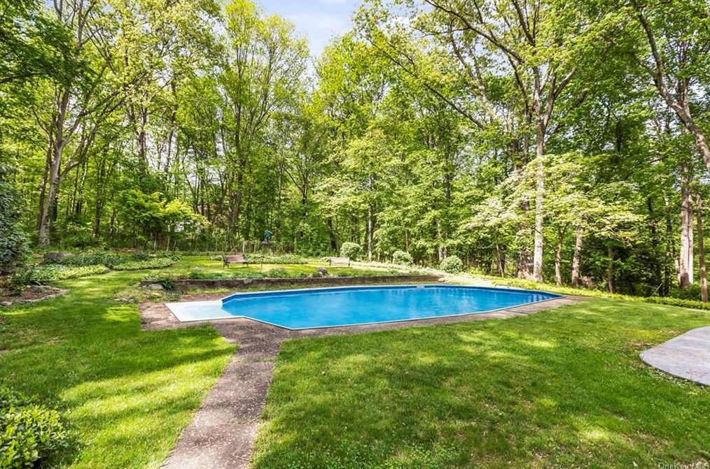 8 Lalli Dr, Katonah NY  10536-3132 exterior
