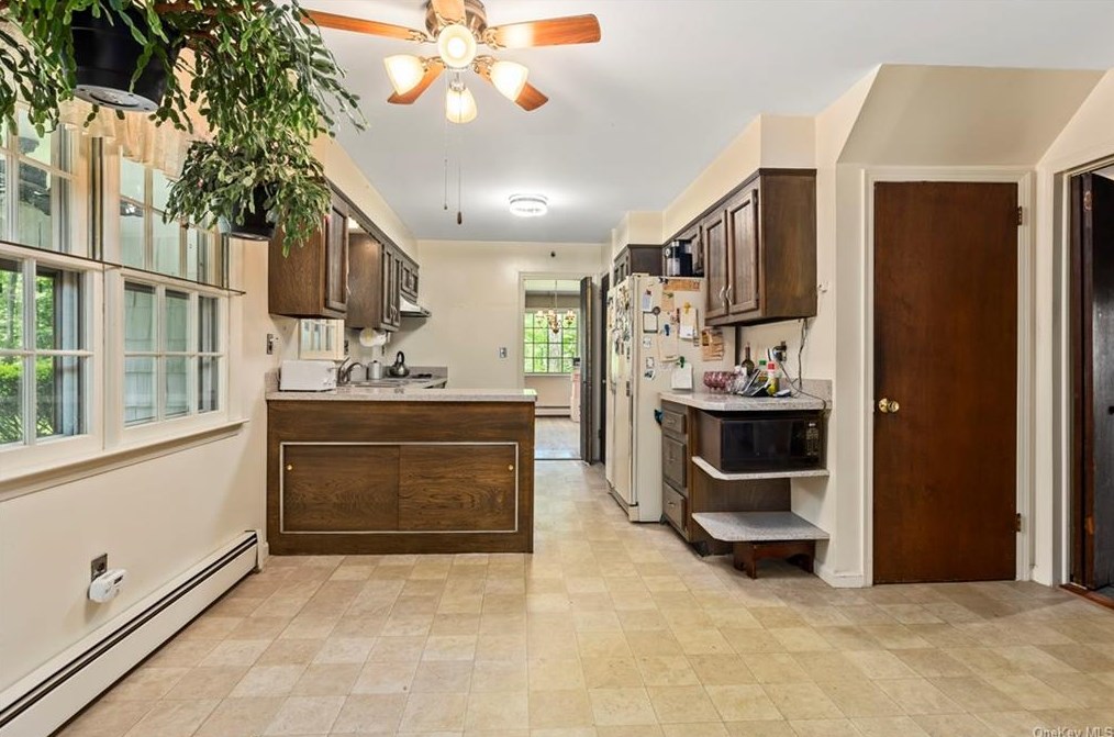 8 Lalli Dr, Katonah NY  10536-3132 exterior