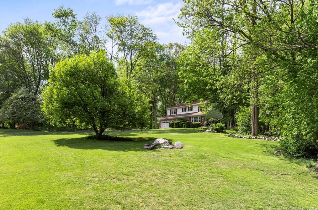 8 Lalli Dr, Katonah NY  10536-3132 exterior