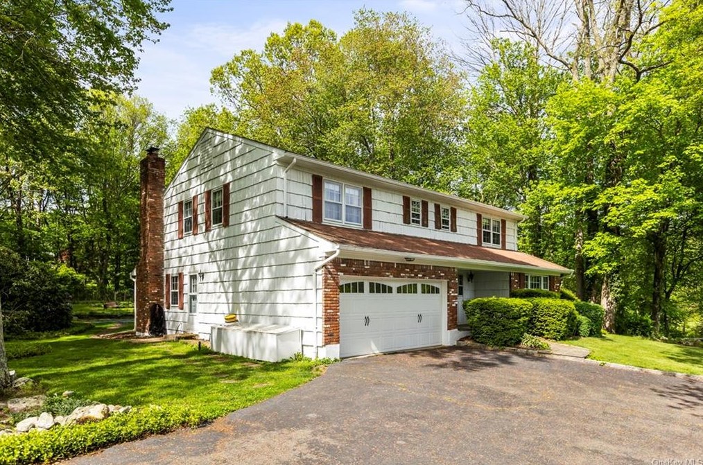 8 Lalli Dr, Katonah NY  10536-3132 exterior