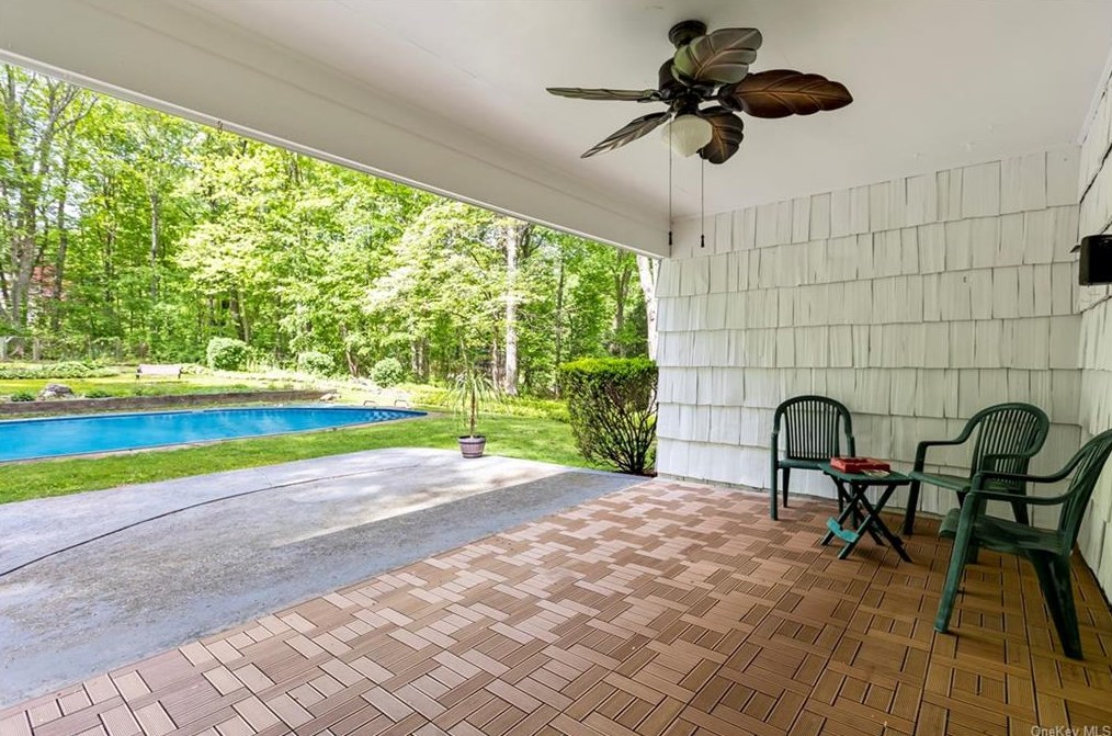 8 Lalli Dr, Katonah NY  10536-3132 exterior