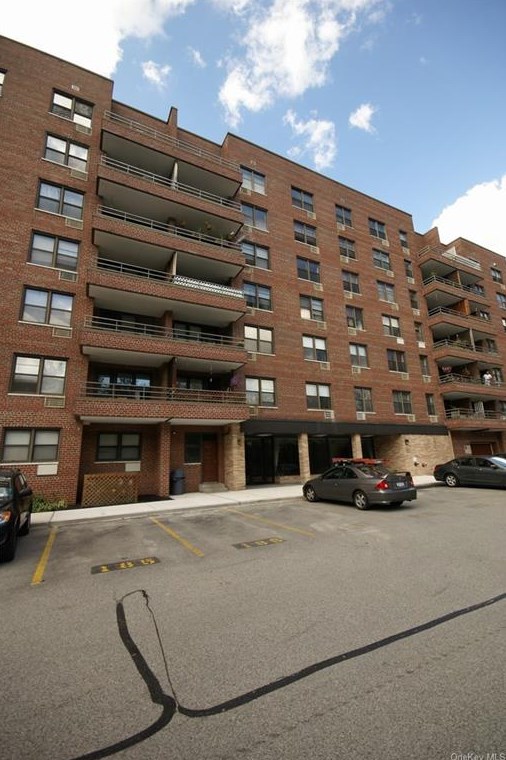 60 Barker St #221, Mount Kisco, NY 10549