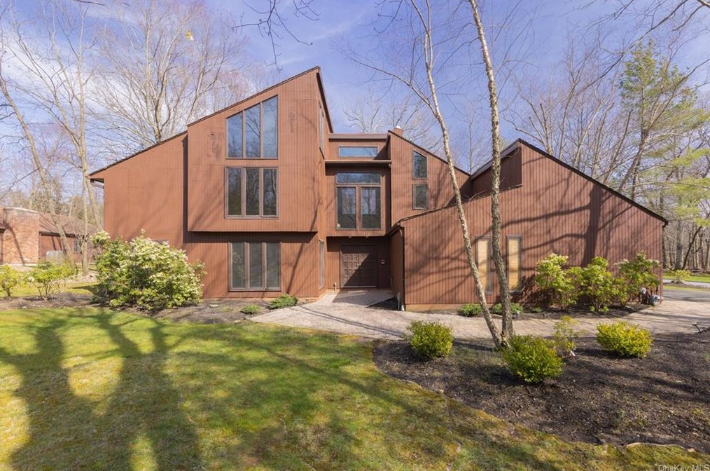 59 Tamarack Ln, Mount Ivy, NY 10970-2008