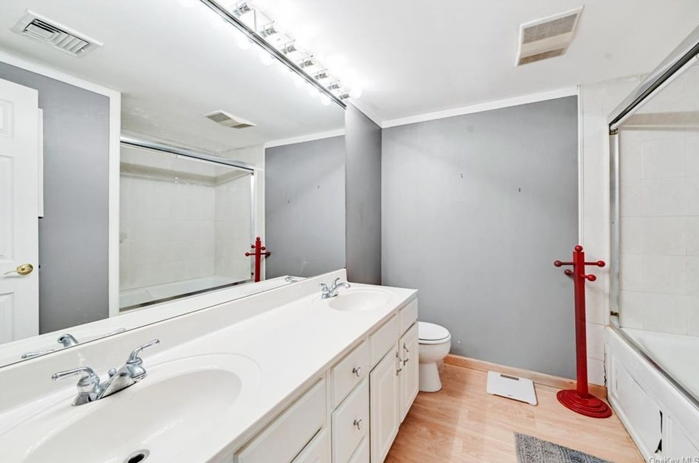 7 Continental Dr, Newburgh NY  12553-5607 exterior