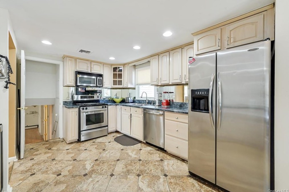 7 Continental Dr, Newburgh NY  12553-5607 exterior