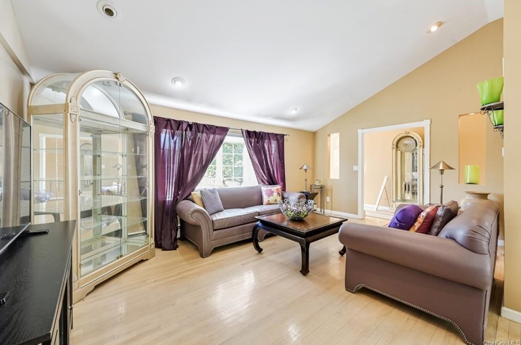 7 Continental Dr, Newburgh NY  12553-5607 exterior