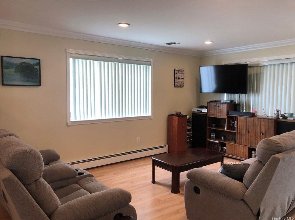 748 Hewitt Ln, Newburgh, NY 12553