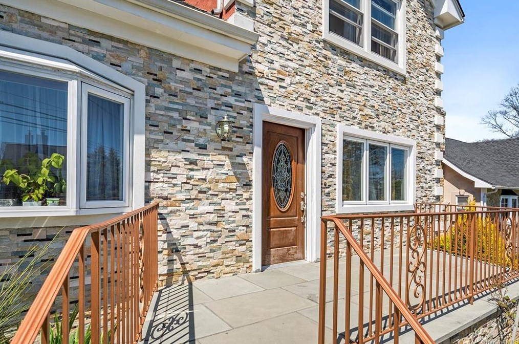17 Cresthill Rd, Yonkers, NY 10710-2613