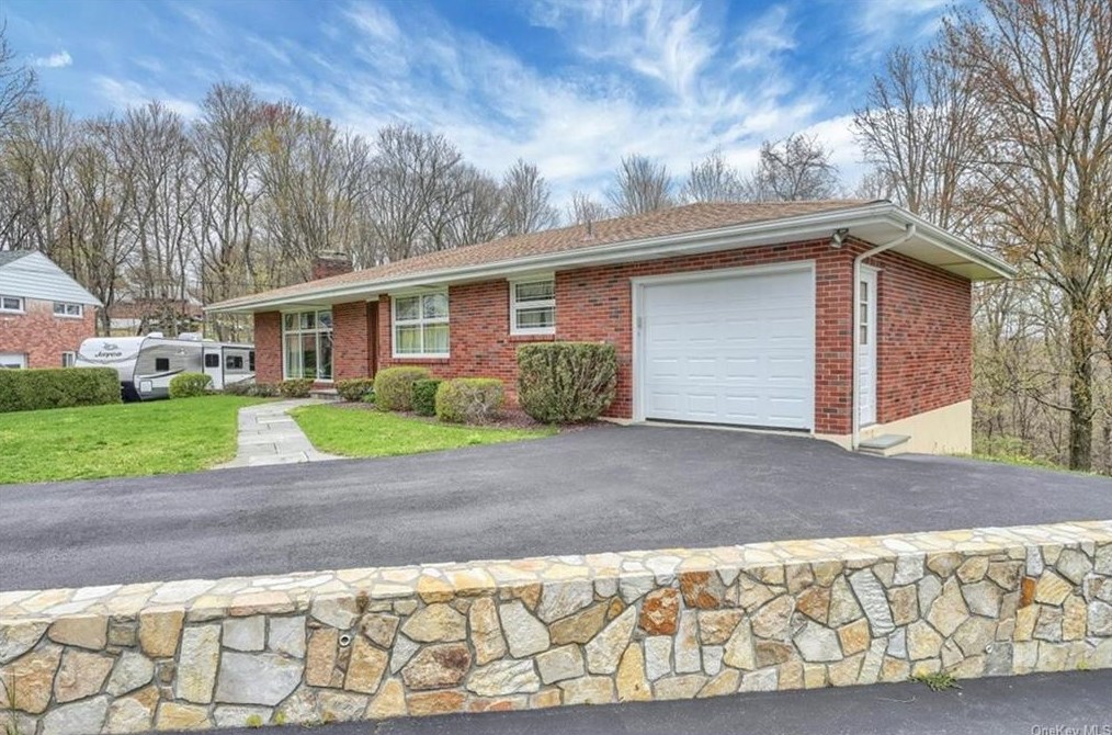 209 Hy Vue Cir, Newburgh, NY 12550-1810