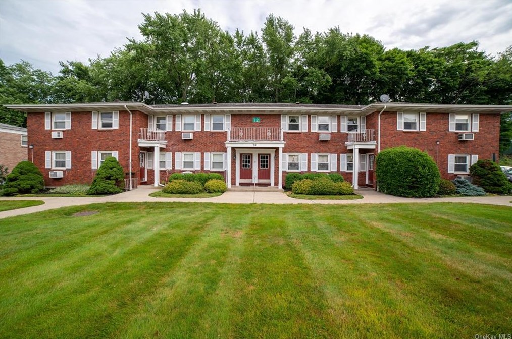 12 Normandy Vlg, Nanuet, NY 10954-2820