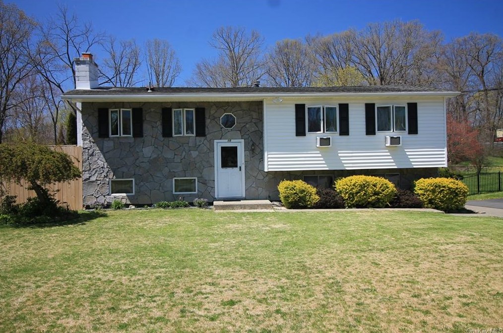 15 Stuart Dr, Poughkeepsie, NY 12603