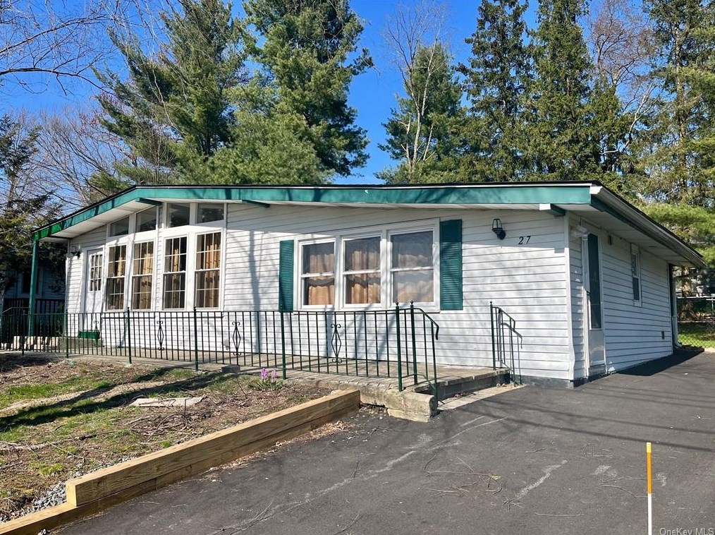 27 Crescent Cir, Rock Hill, NY 12775