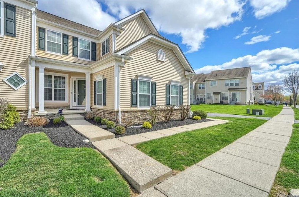 4 Bainbridge Pl, Newburgh, NY 12550-7400