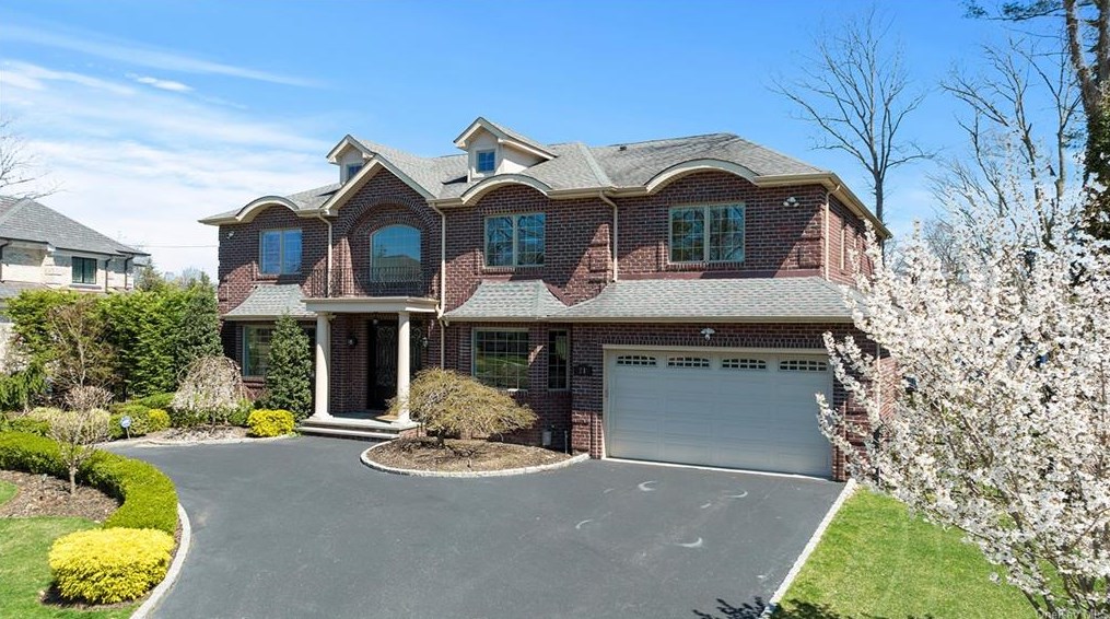 21 Hemlock Ln, East Hills, NY 11577-2703