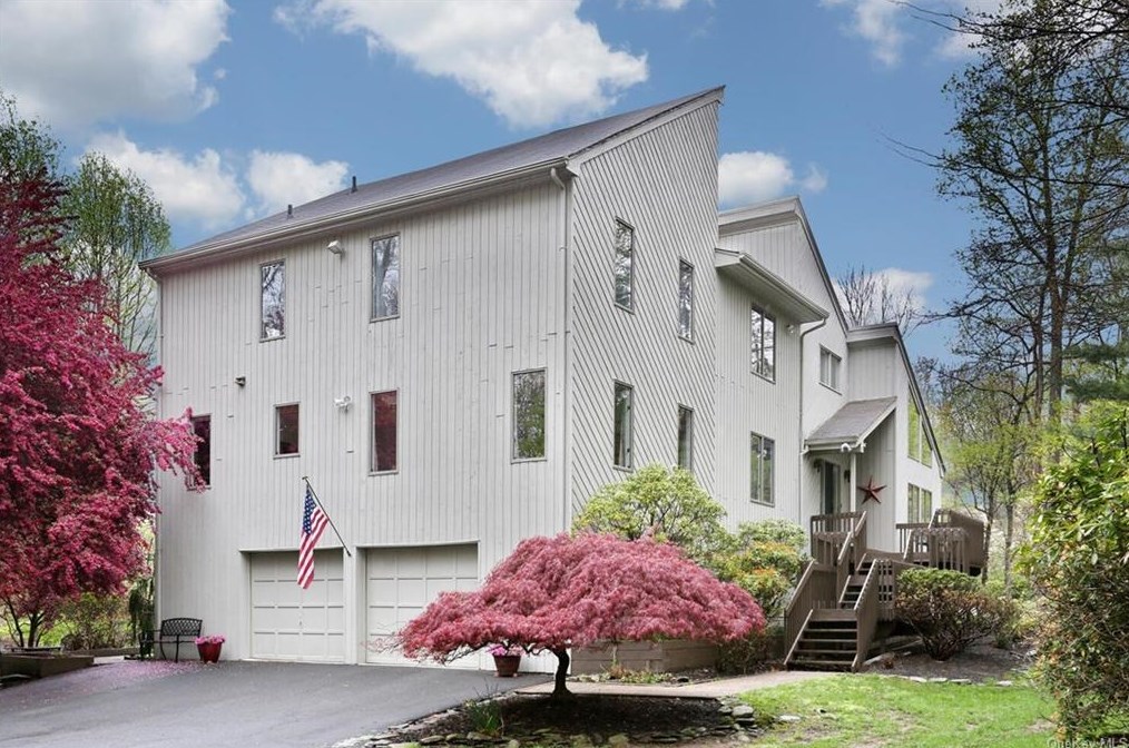 68 Highland Ave, Chestnut Ridge, NY 10965-1614