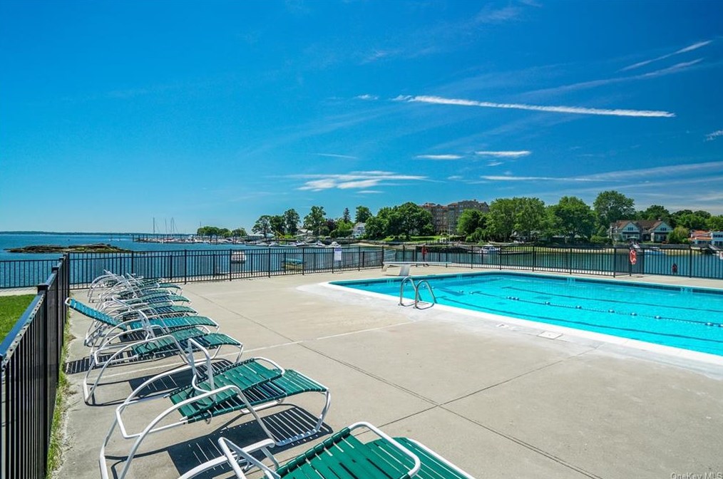 265 Barry Ave, Mamaroneck NY  10543-2827 exterior