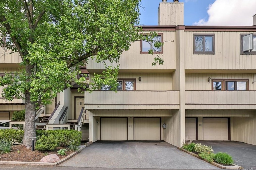 16 Bannock Ct, Airmont, NY 10901