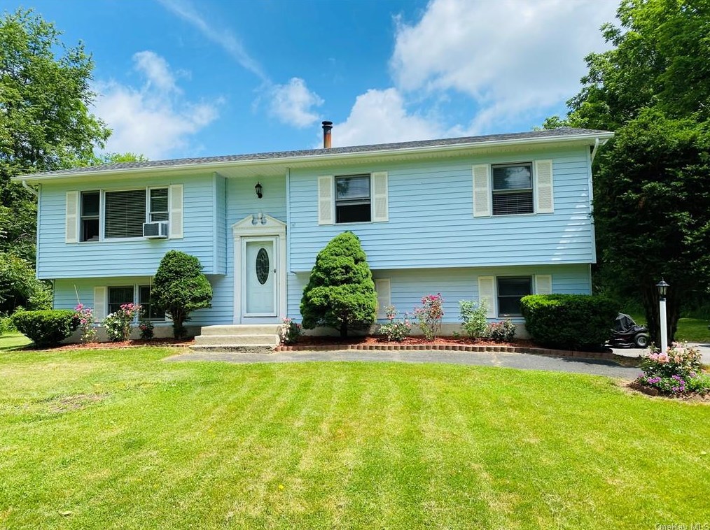 216 St Andrews Rd, Walden, NY 12586