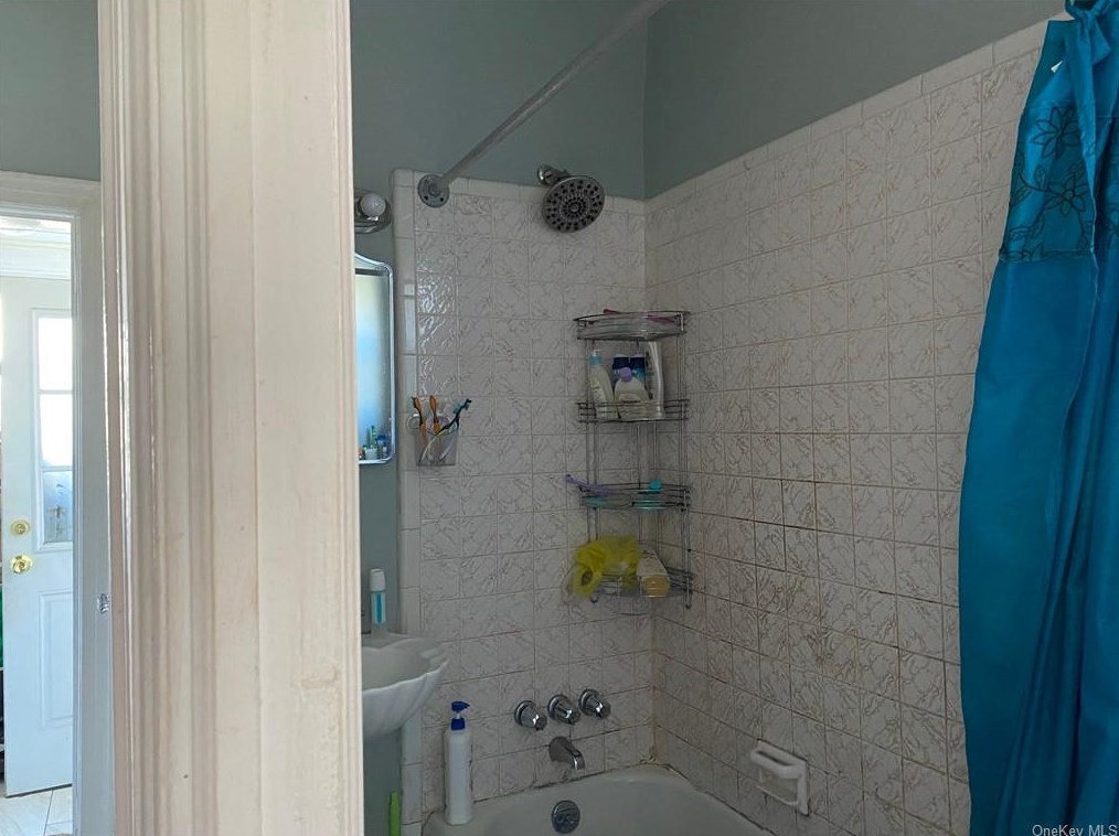 9425 239th St, Floral Park, NY 11001