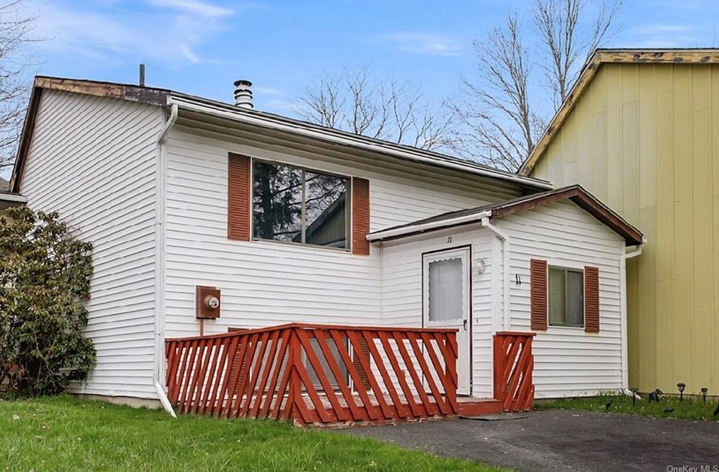 11 Laura Ln, Kiamesha Lake, NY 12751-5007