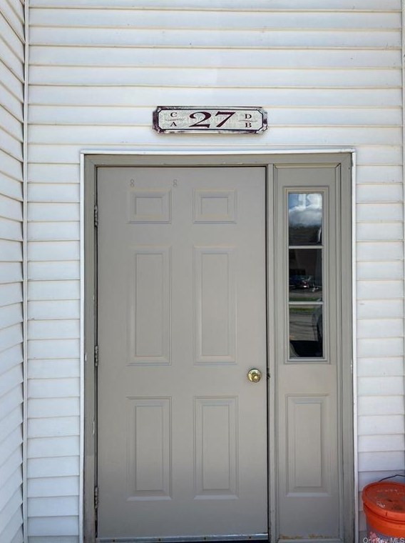 27 Scarborough Ln, New Hamburg, NY 12590-5147