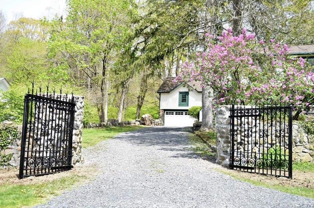426 Blinn Rd, Croton On Hudson, NY 10520-3601