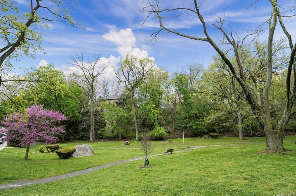 16 N Chatsworth Ave #208, Larchmont, NY 10538