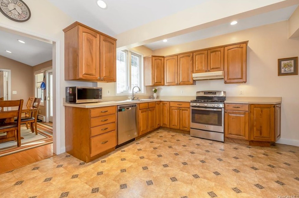 77 Smith Hill Rd, Chestnut Ridge, NY 10952-7710