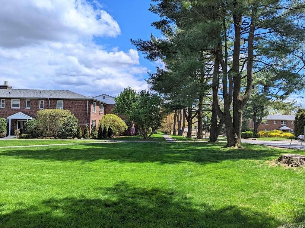 223 Schrade Rd, Briarcliff NY 10510-1430 exterior